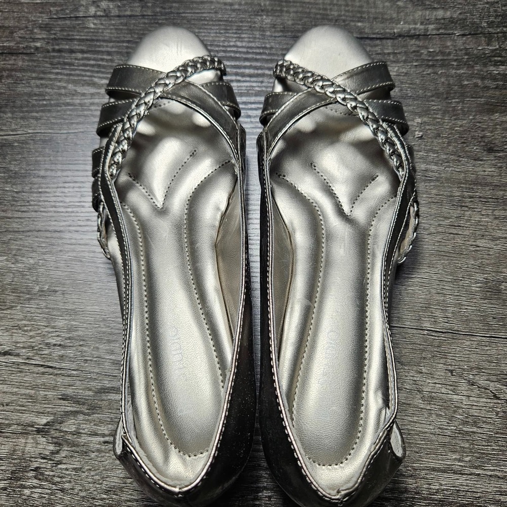 Bay Studio Wylie Womens Pewter Peep Toe Wedge Shoes Size 8.5M New in Box